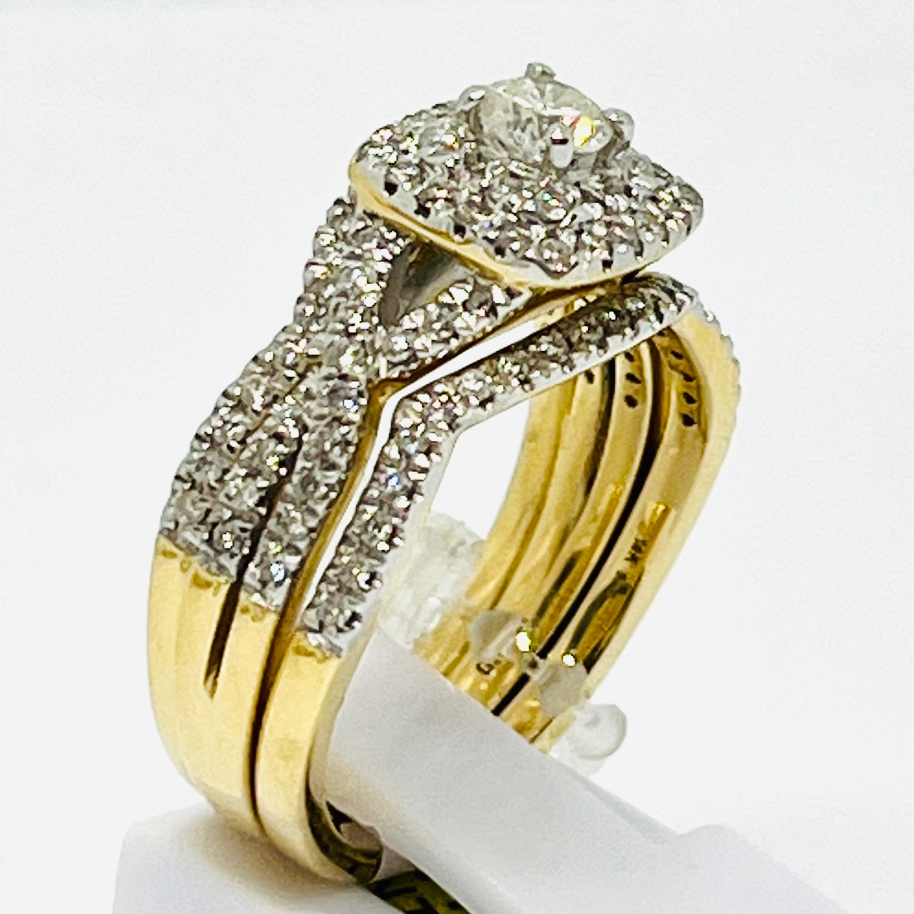 Solitaire Round Diamond Bridal-set with Two Bands